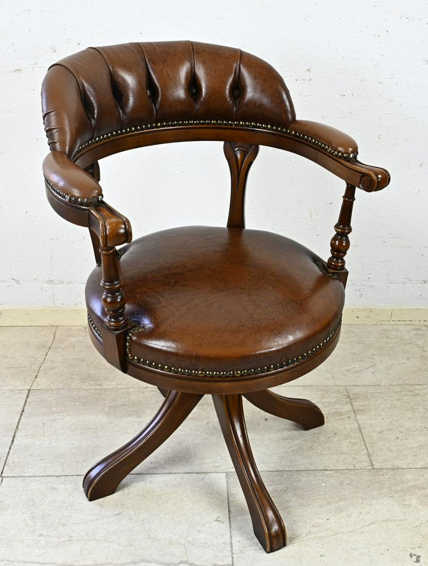 Office chair: Classic swivel office chair with brown leather upholstery. Walnut colored wood. Second half 20th century. Style furniture. Dimensions: 84 x 60 x 57 cm. In good condition.