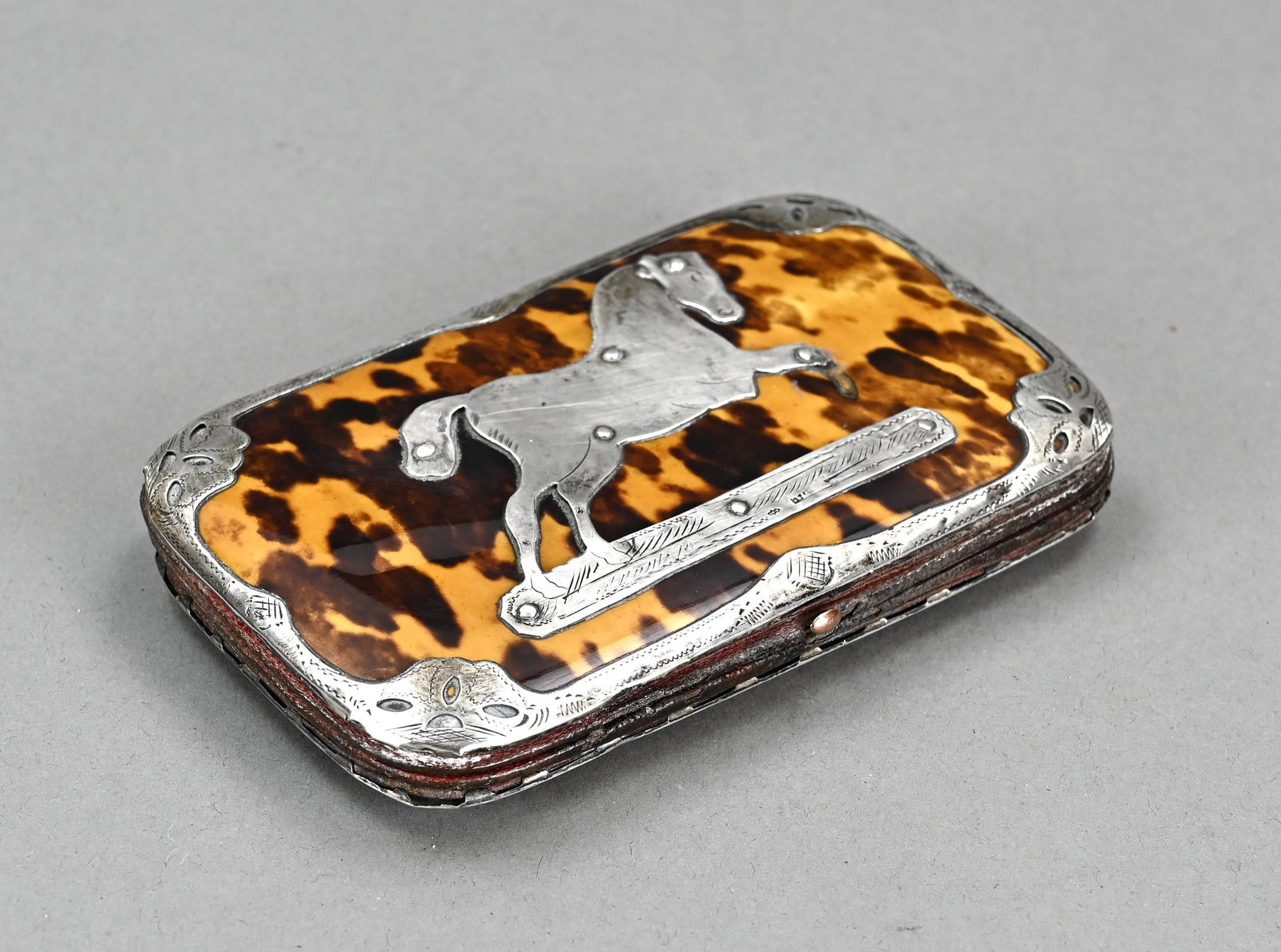 Cigar case with silver: Cigar case with silver, 833/000. Cigar case with silver edge and elements, including a horse, with engraving. 14x8.5x2cm. Missing a small piece. Otherwise in good condition.