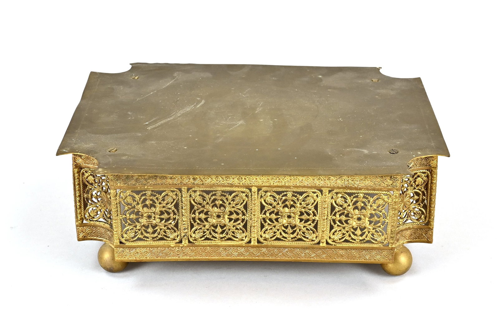 Gilded brass console: 19th century gilded brass console with floral openwork decor + ball feet. Dimensions: 10 x 28 x 23.5 cm. In good condition.