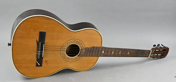 German guitar, 1920: Antique German guitar with intarsia decoration. Circa 1920. Galz? Gesetzlich geschutzt. Dimensions: 104 cm. In good condition.