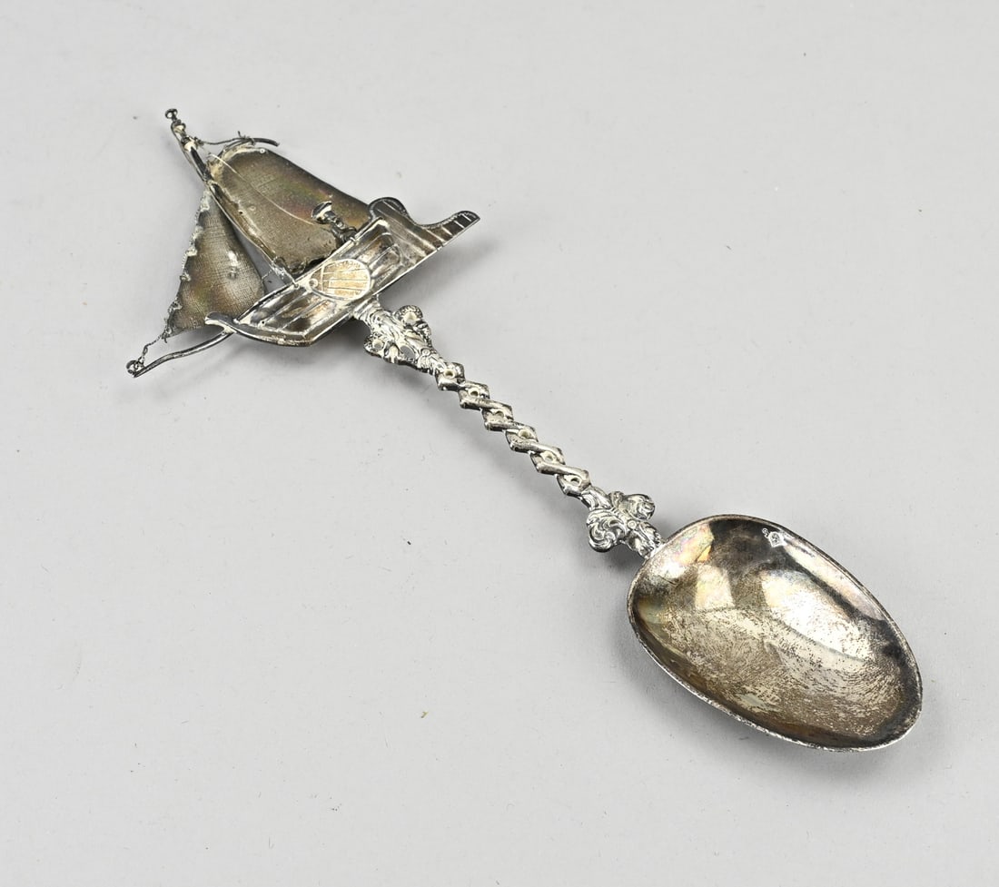 Silver birth spoon with sailing ship: Silver birth spoon, 925/000, with sailing ship. Birth spoon with a double twisted handle crowned with a sailing ship with loose sails and a figure, a thread loose. Around 1900, made for the English ma