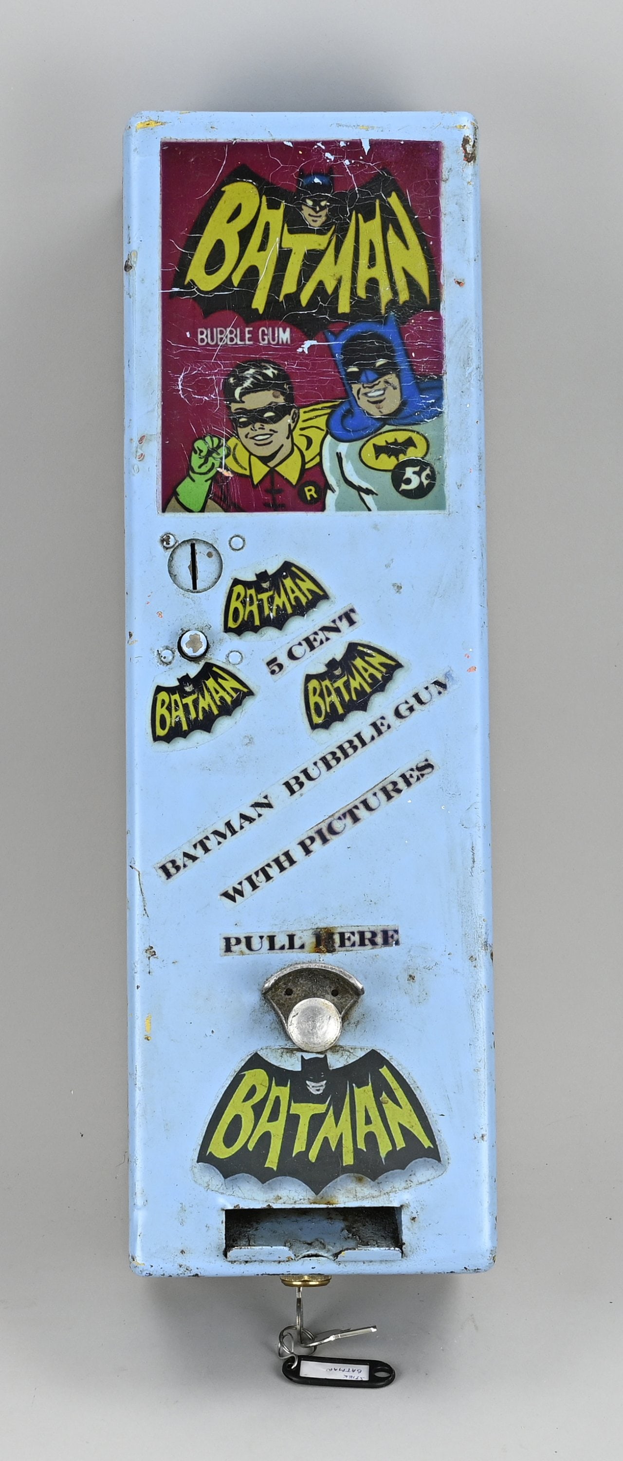 Bubble gum machine Batman: Iron Batman bubblegum machine. Lithographed. 5 Cent throw-in. Circa 1950 - 1960. Dimensions: 56 x 18 x 12 cm. Not tested. In good condition.