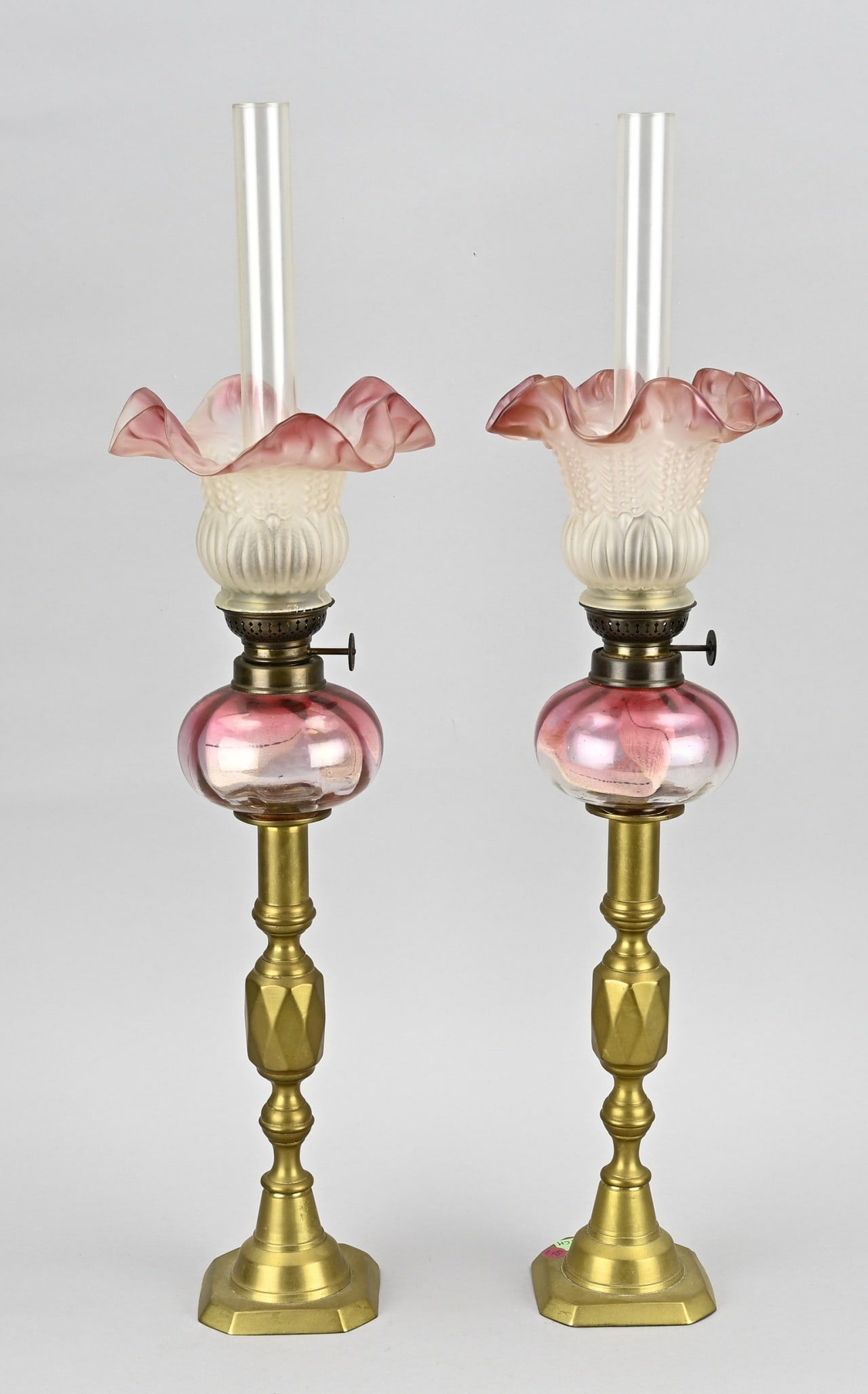 2x Oil lamp, H 60 cm.: Two antique oil lamps with brass bases. Circa 1900. Dimensions: H 60 cm. In good condition.