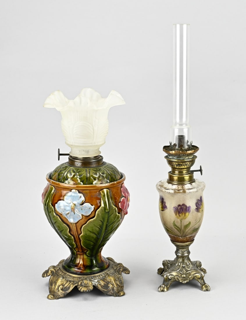 2x Kerosene lamp, 1900: Two antique table kerosene lamps. Circa 1900. 1x Art Nouveau, floral, glass. 1x Majolica, floral decor. Dimensions: H 32 - 45 cm. In good condition.