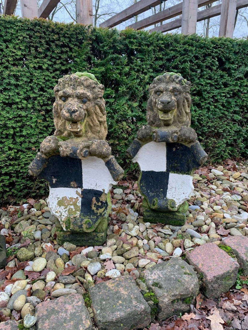 2x Sandstone lion: Two antique sandstone lions with coat of arms. 19th Century or older. Dimensions: H 78 - 79 cm. In good condition.