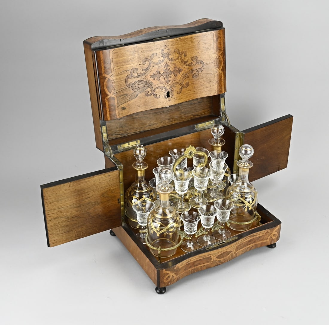 French liqueur cellar, 1860: Beautiful and intact 19th century French fine wood liqueur cellar with intarsia. Complete, with intact glassware + decanters. Circa 1860. Dimensions: 27 x 33 x 25 cm. In good condition.