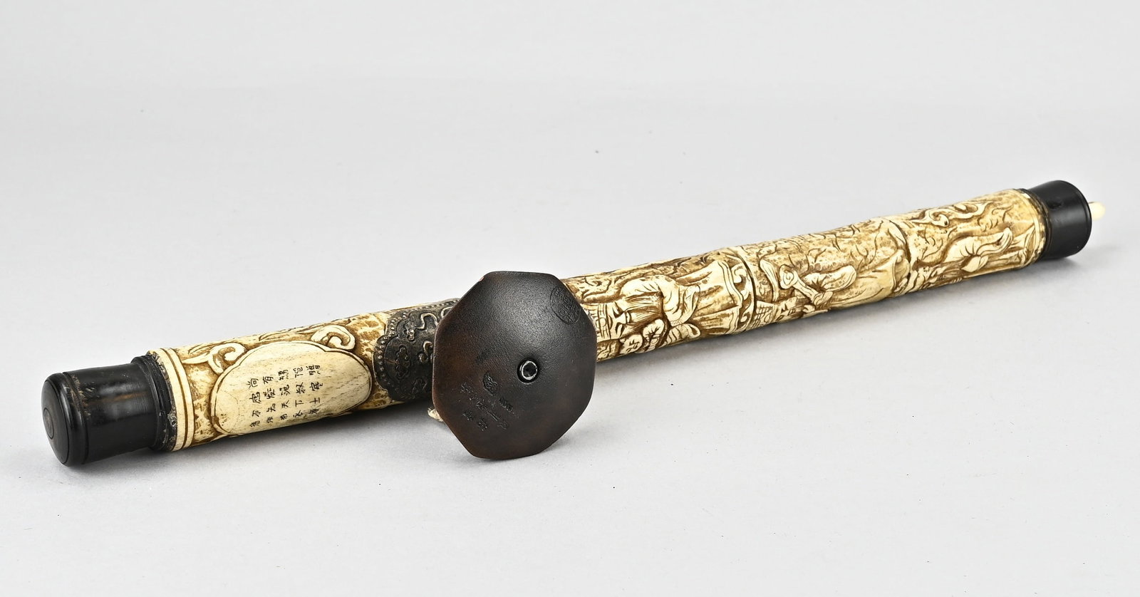 Chinese opium pipe: Old Chinese opium pipe carved from bone, with text, figures and character marks. Dimensions: 50 cm. In good condition.