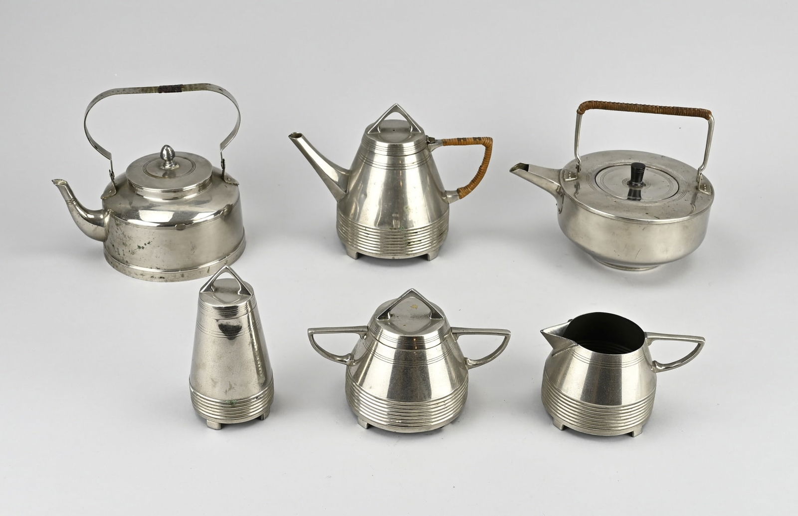 Art Deco tea set: Antique nickel-plated Dutch art deco tea set. Designer(s)? Circa 1920. Size: 8 - 16 cm. In fair/good condition.