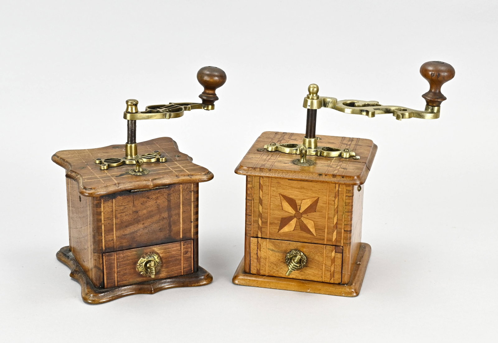 2x Antique coffee grinder: Two early 19th century German Biedermeier coffee grinders with intarsia and brass. Circa 1830. Size: 22 - 24 cm. In good condition.