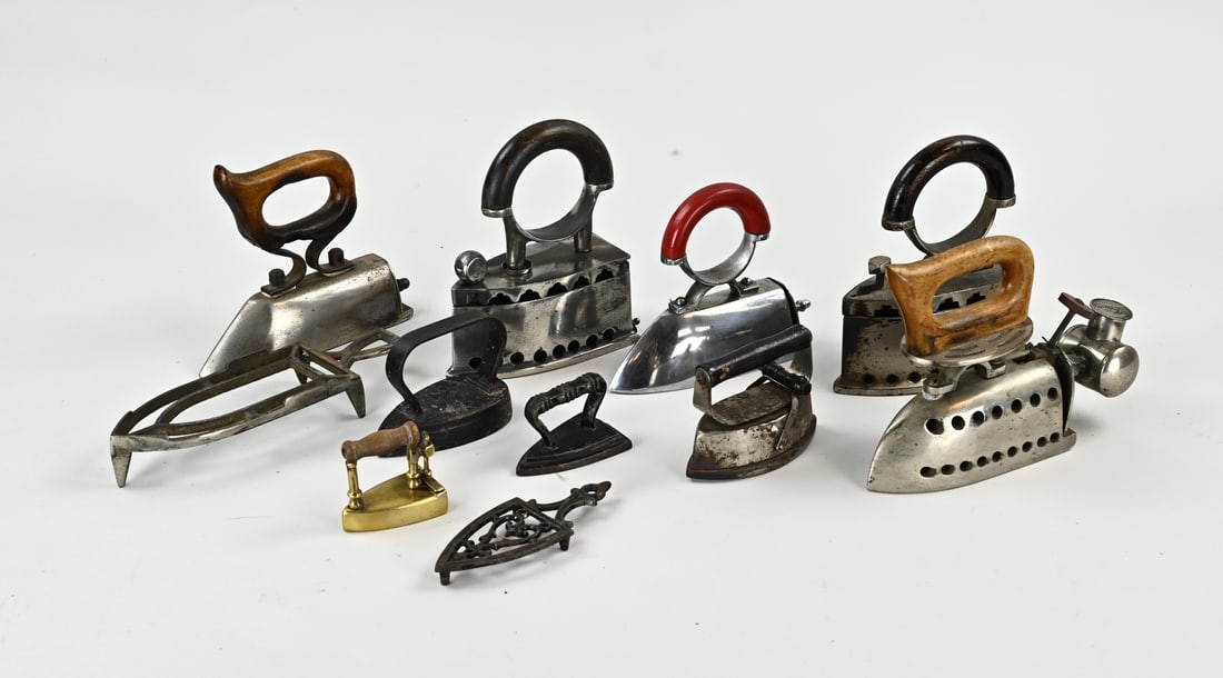 Lot of children's irons: Large lot with various children's irons. 19th - 20th Century. Size: 10 - 17 cm. In good condition.