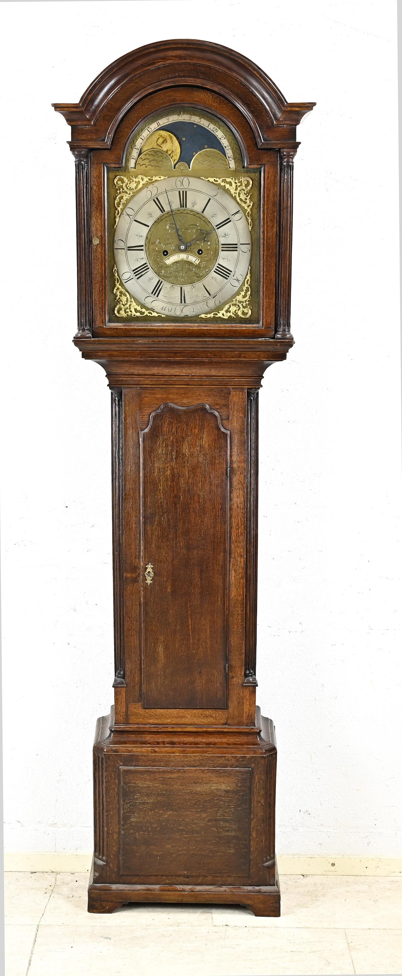 English grandfather clock, H 223 cm.: 18th century English oak grandfather clock with date indication + moon phase. By Dolly Roltsen Halton. Eight-day movement, half-hourly striking. Dimensions: H 223 cm. In good condition.
