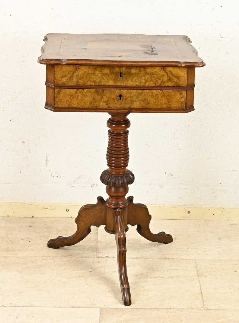 Sewing table, 1870: Antique German burr walnut Louis Philippe sewing table with beautiful interior/intarsia. Circa 1870. Older restoration. Dimensions: 77 x 50 x 41 cm. In fair/good condition.