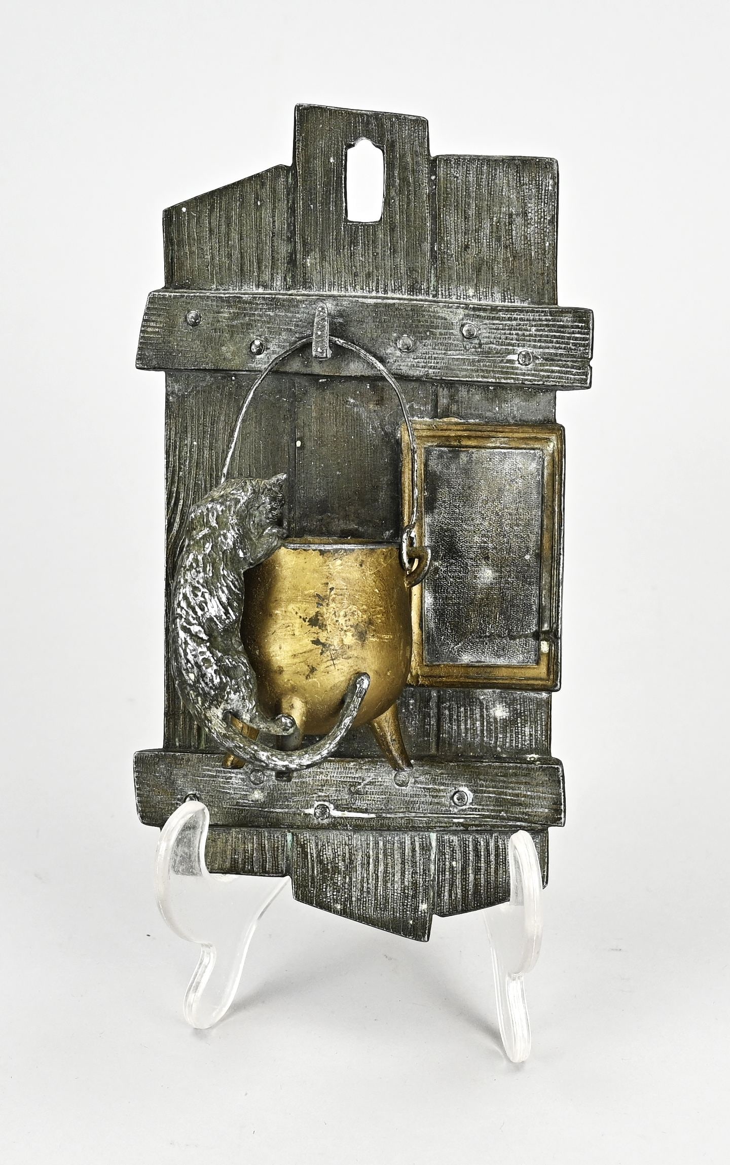 Antique wall plaque: Antique composition metal wall plaque with cooking pot + cat. Circa 1900. Dimensions: 20 x 11 x 6 cm. In good condition.