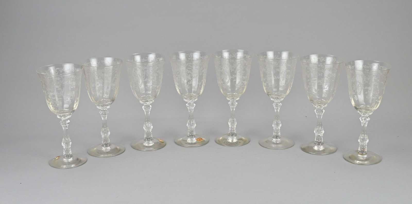 Lot Fostoria wine glasses (8x): Eight American engraved wine glasses from the Fostoria brand. Crystal glass. Dimensions: H 19.5 cm. 20th century. In good condition.