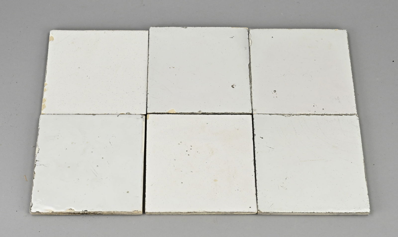 Lot of white tiles (110 pcs.): Lot with 110 pieces of antique white wall tiles. Whites. Perfect. Dimensions: 13 x 13 cm. In good condition.