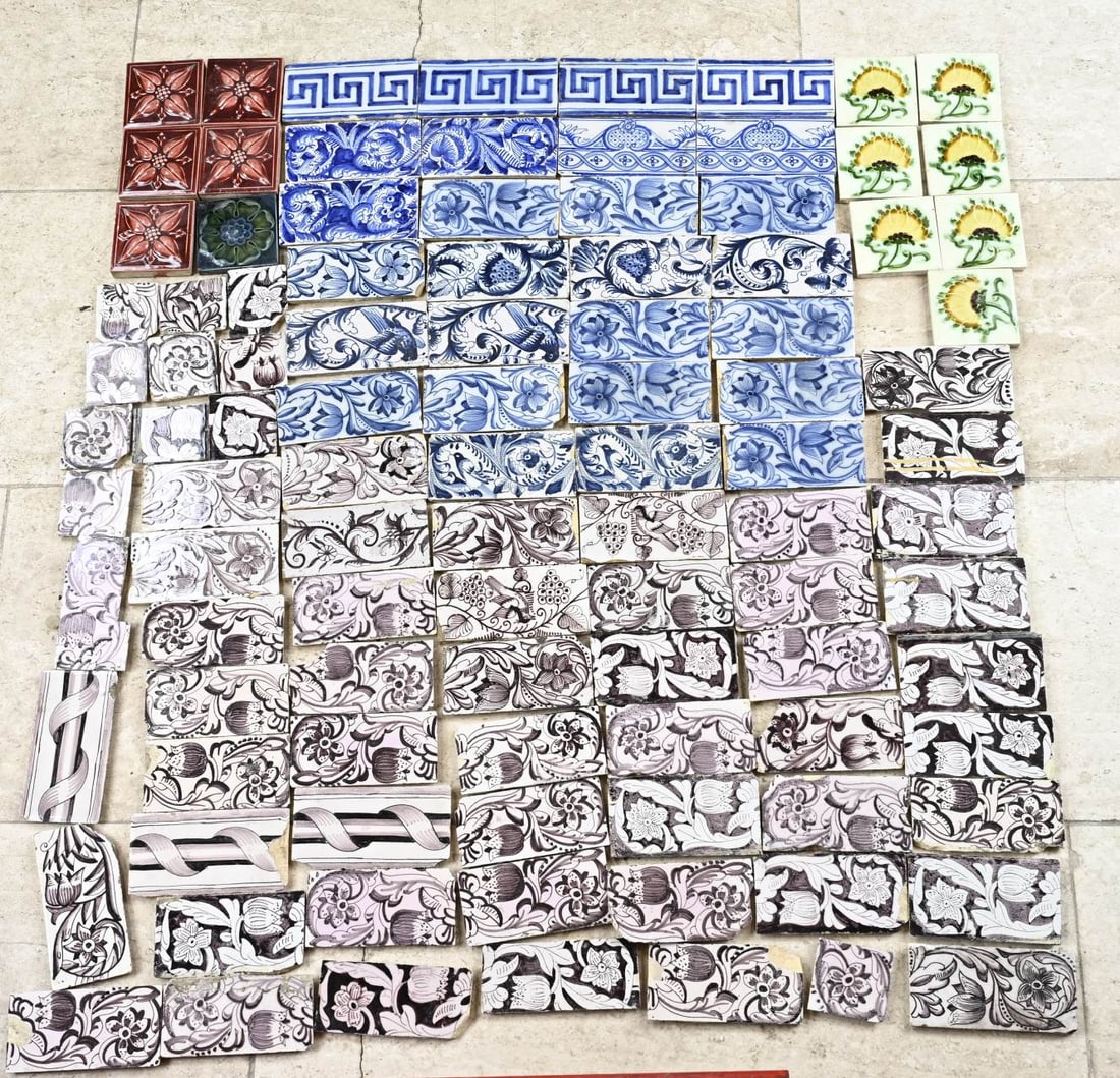 Lot with tiles (various): Large lot with various small wall tiles. Including polychrome. 20th century. Some damage. Size: 8 - 14 cm. In fair/good condition.
