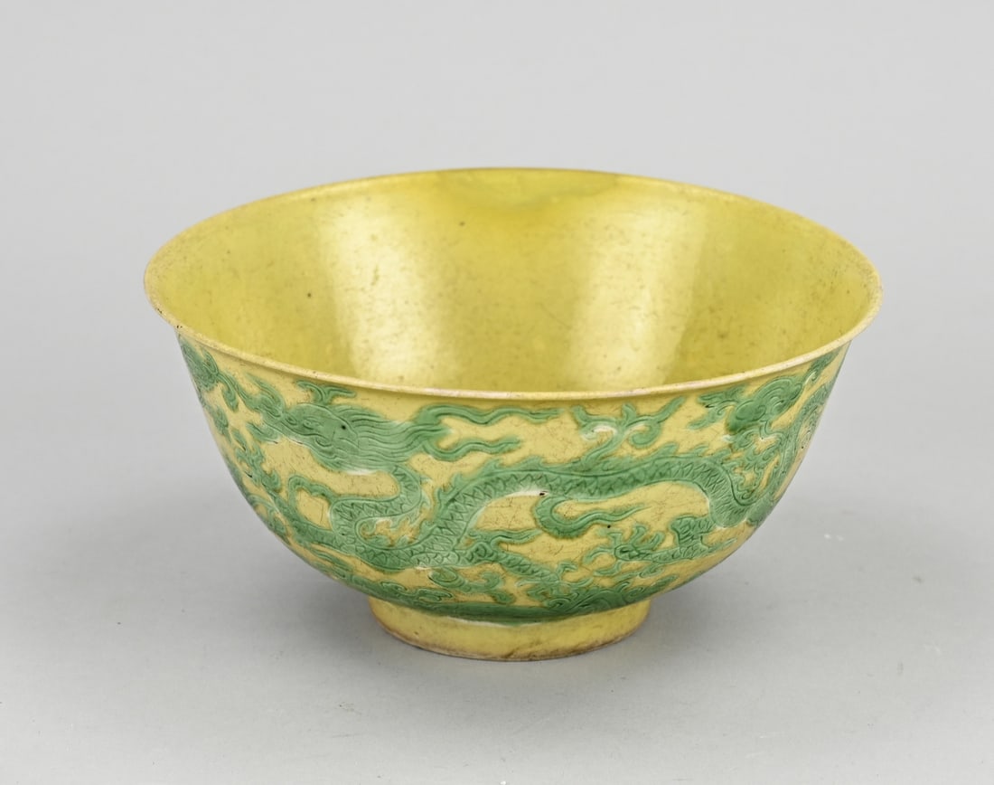 Chinese yellow bowl with green dragon: Old/antique Chinese porcelain bowl with yellow glaze + embossed green dragons. Six character bottom mark. Signs of use, but no damage. Dimensions: H 7.6 x Ø 15.5 cm. In good condition.
