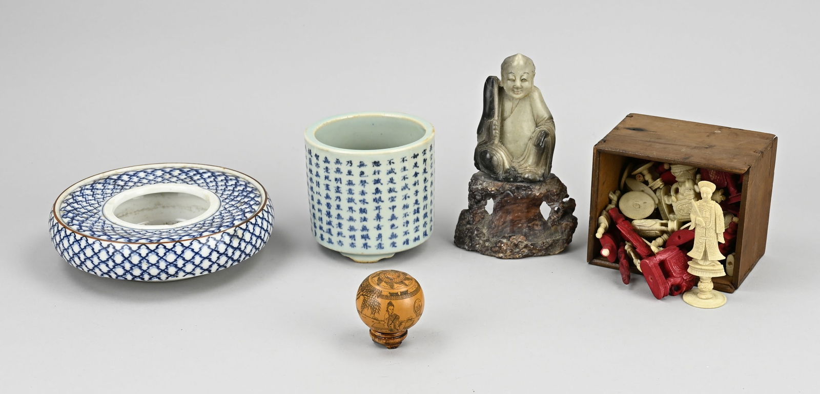 Lot of various Chinese (5x): Five parts diverse China. Old/antique. 1x Porcelain incense stick burner with bottom mark. 1x Porcelain brush pot with character marks. 1x Soapstone Buddha. 1x Lot of chess pieces. 1x Bamboo decorated