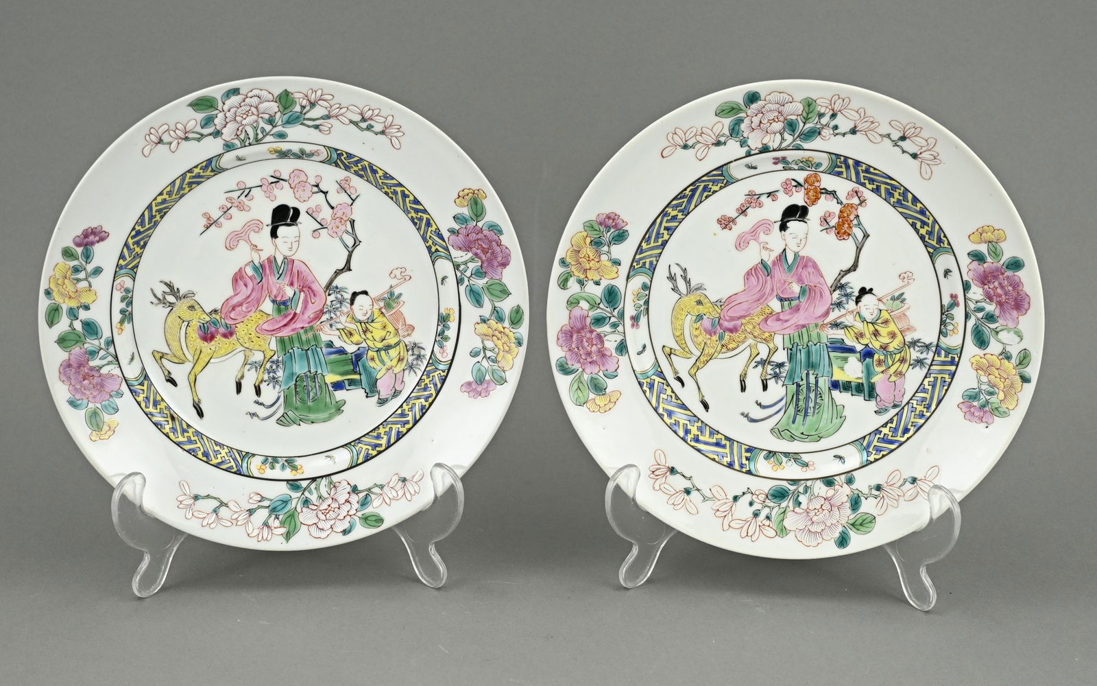 2x Family pink plates Ø 21.8 cm. (1 of 2)