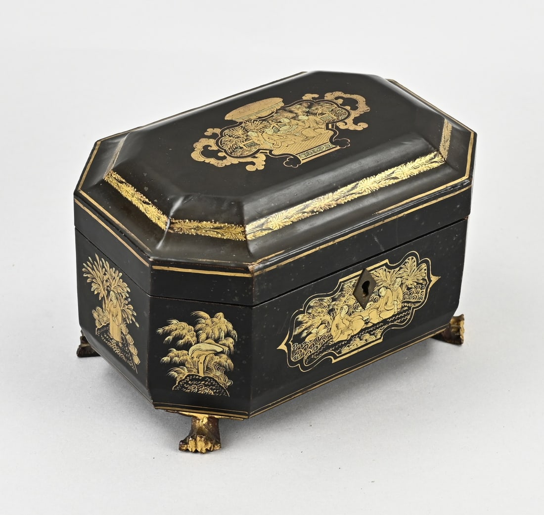 Chinese lacquer tea chest: 18th - 19th Century Chinese lacquer tea chest with gold decor + pewter tea flasks. Dimensions: 13.5 x 19 x 14 cm. In good condition.