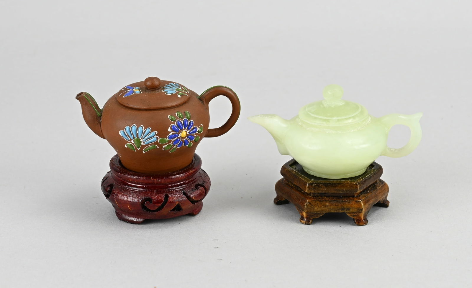 2x Chinese draw pot on console (1 of 1)