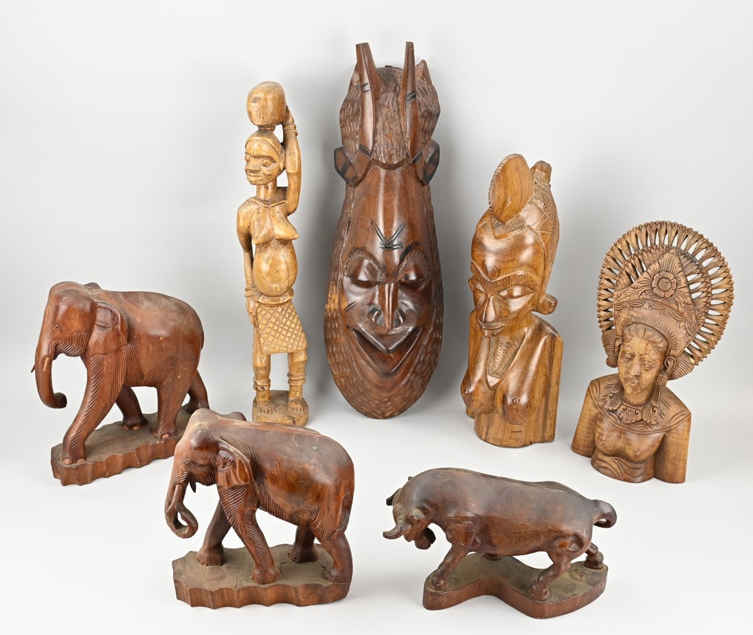Lot of carvings (various) (7x): Seven parts with various African wooden carvings. 20th century. Consisting of: elephants, mask and statues. Size: 20 - 55 cm. In good condition.