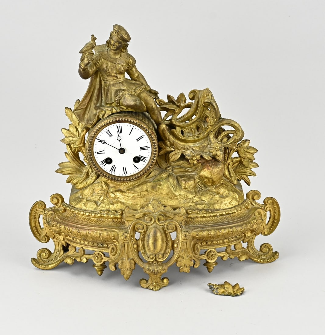 French mantel clock: Antique French composition metal mantel clock. Circa 1870. Damaged. Dimensions: 35 cm. In mediocre condition.