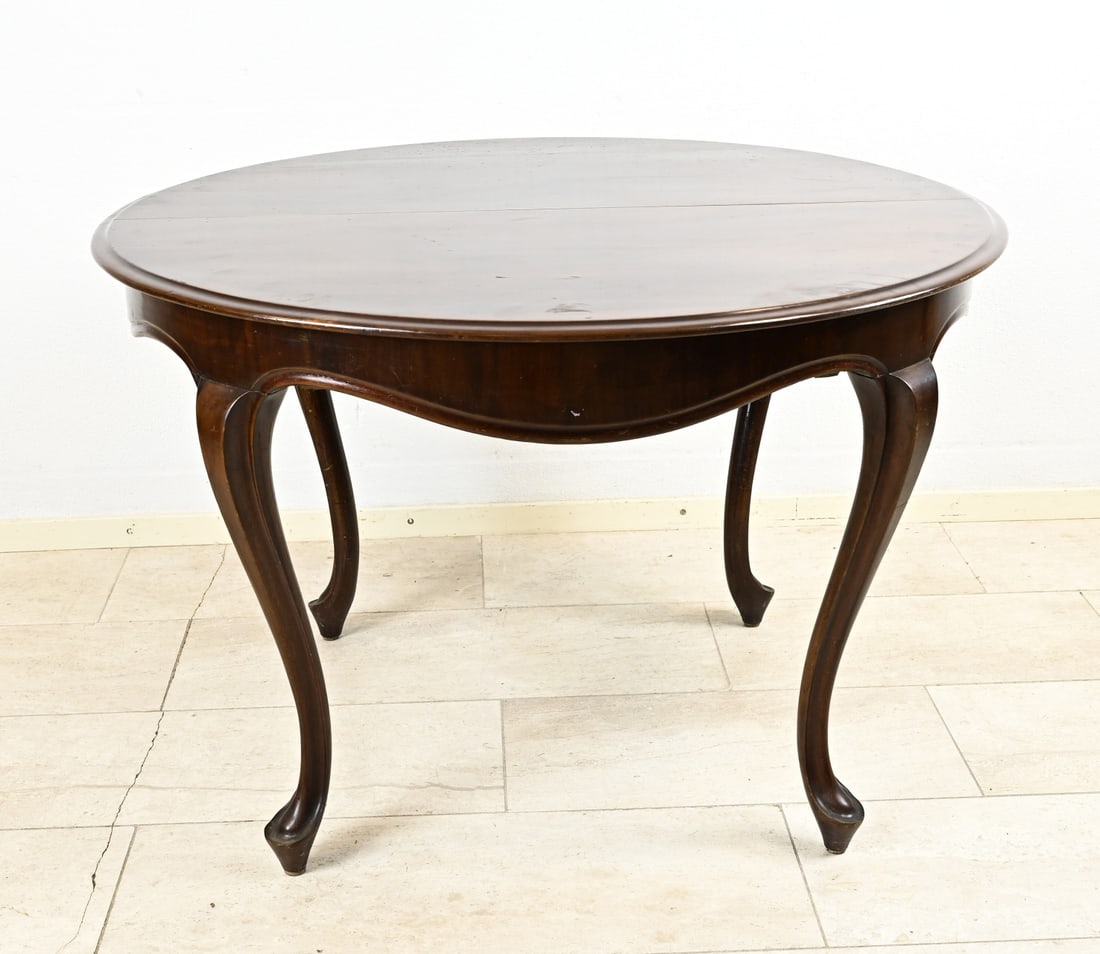 Round mahogany dining table, 1930: Mahogany dining table with queen Anne legs. Circa 1930. Dimensions: 72 x Ø 106 cm. In good condition.