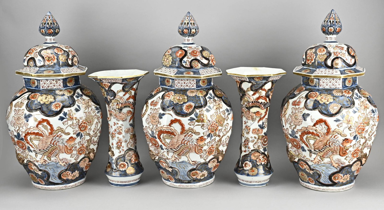 Rare large Imari cupboard set: Rare large 5-piece Japanese Imari porcelain cabinet set. 18th - 19th Century. Cabinet set with phoenix/floral/relief/gold decor. One (narrow) vase top edge glued. Rest well. Dimensions: H 44 - 53 cm.