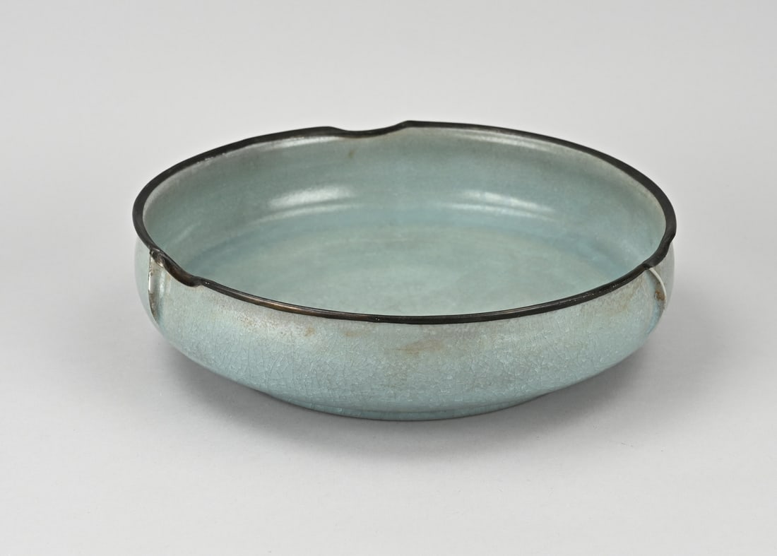 Chinese water bowl: Chinese porcelain celadon water bowl with green/blue crackle glaze. Dimensions: 7.5 x Ø 27.5 cm. In good condition.