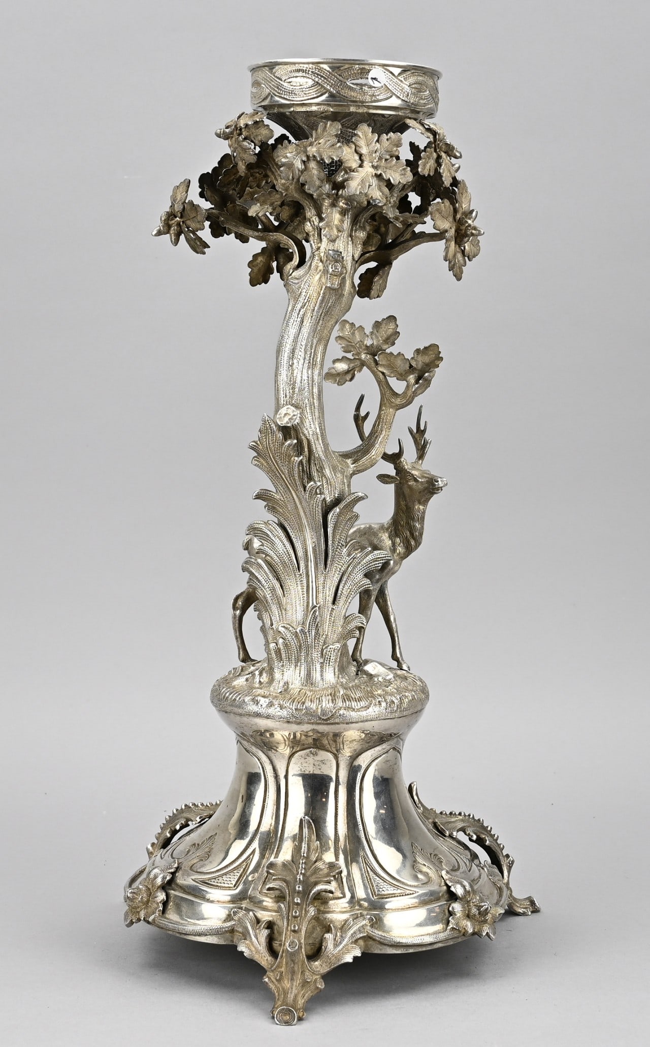 Silver table piece: Graceful silver table piece, 800/000, on a round decorated base with soldered floral elements and 3 acanthus leaves as legs. On the base is a round element decorated with a tree, deer and shrub. ø23x