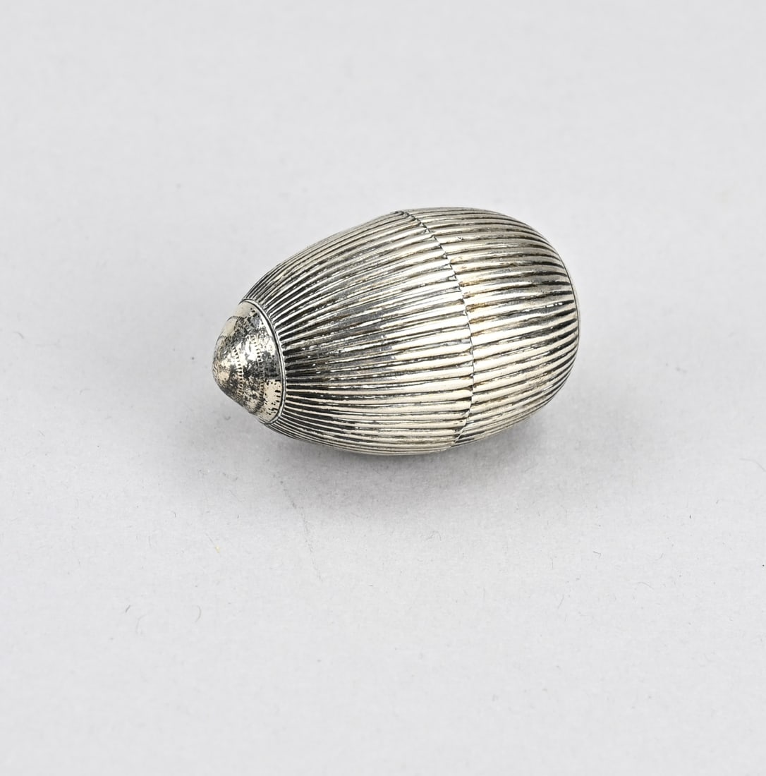 Silver box: Silver box, 800/000, in the shape of an egg with a ribbed decoration. Equipped with a screw thread. Provided with an engraving on the bottom: LB ø 3x5cm. about 25 grams. Minimal dents, otherwise in g