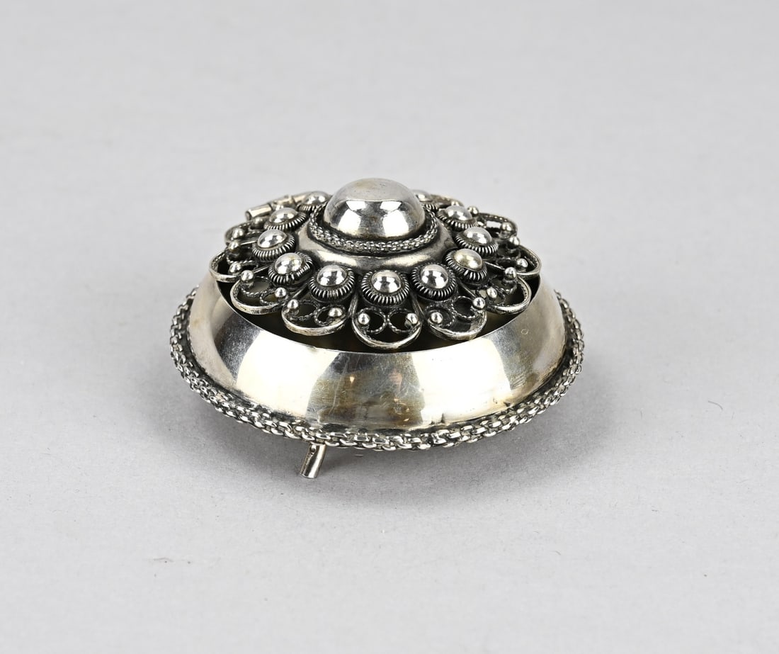 Silver pill box: Silver box, 833/000, round model on 3 legs, with a decorated edge with a Zeeland button on the lid, with a trouser piece. ø7x4cm. In good condition. approx. 62 grams.