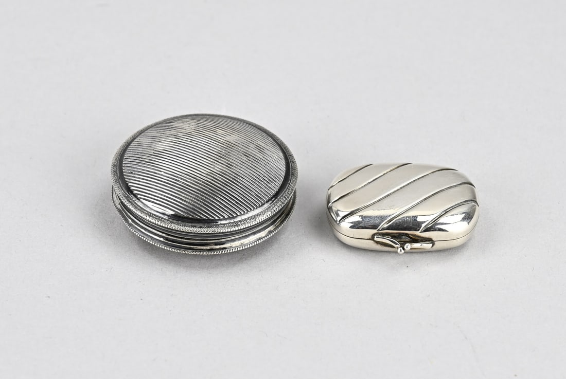 2 Silver pill boxes: Lot with 2 silver boxes, a box in the shape of a purse with snap closure, 925/000, 4 cm. and a round box, 833/000, with ribbed finish. MT.: JFSmets, Amsterdam, last:O:1823. Total approx. 37.7 grams. I