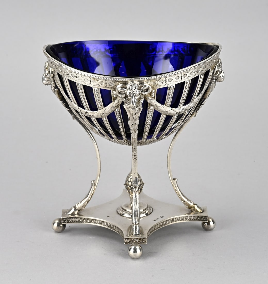 Silver sugar coupe/blue glass: Beautiful openwork silver sugar coupe with blue glass, 800/000. Boat-shaped openwork coupe, richly decorated with garlands, pearl decoration, acanthus leaves and ram's heads. The coupe is placed on 4 