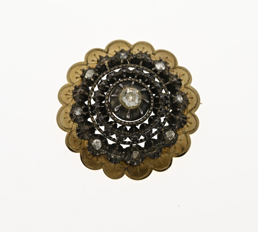 Gold brooch, stroke with diamond (1 of 1)