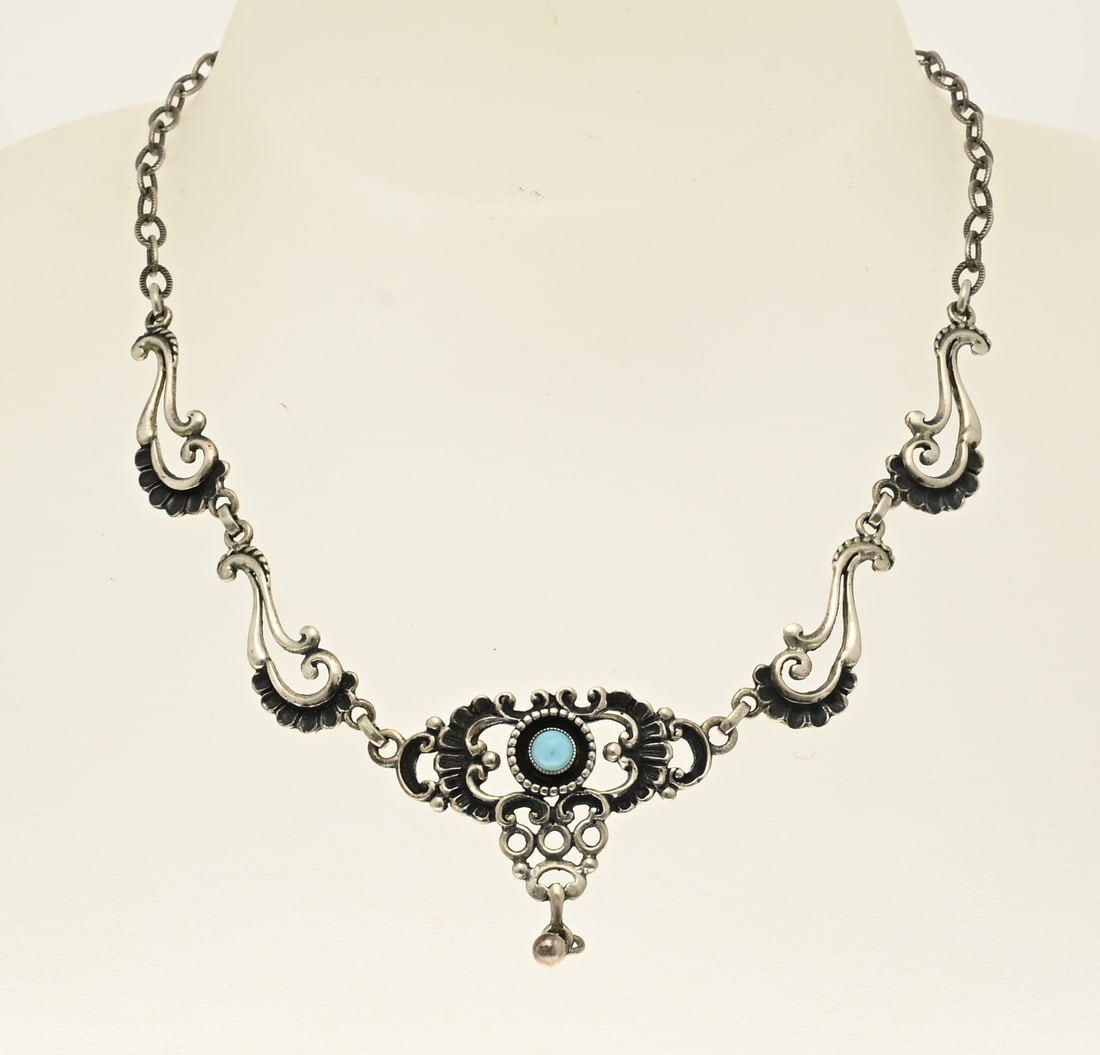 Silver choker with turquoise: Silver choker, 800/000, with turquoise. Choker with an anchor link and 4 elements in the shape of volutes and in the middle an element with palmettes and a turquoise. length 43 cm. In good condition.