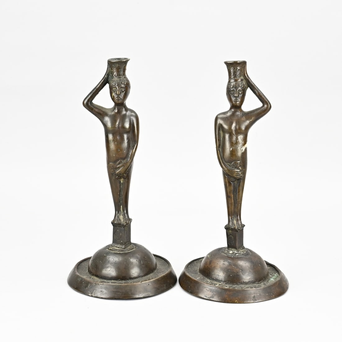 2x Neo-Gothic candlestick, H 29 cm.: Two old bronze Neo Gothic candlesticks. Figures with laurel leaf. Dimensions: H 29 cm. In good condition.