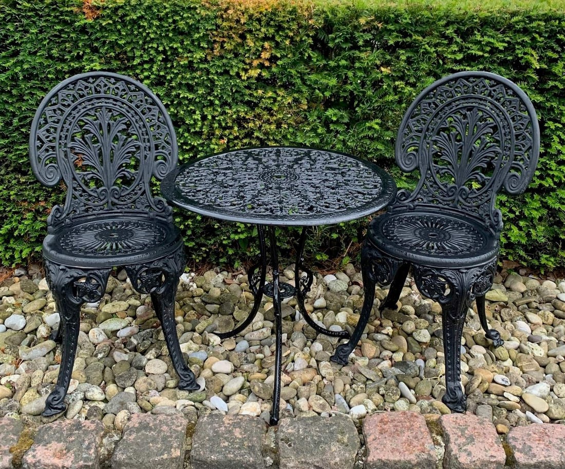 3-piece garden set: 3-piece cast iron garden set consisting of two chairs + table, in old English style. Completely black. In good condition. Table dimensions: 61 x Ø 65 cm. Chair dimensions: 88 x 40 x 38 cm.