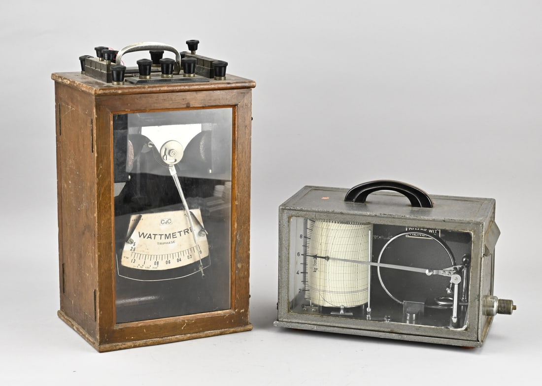 2x Old measuring instrument: Two old measuring instruments. 20th century. 1x Barograph. 2x Volt meter. Size: 27 - 38 cm. In good condition.