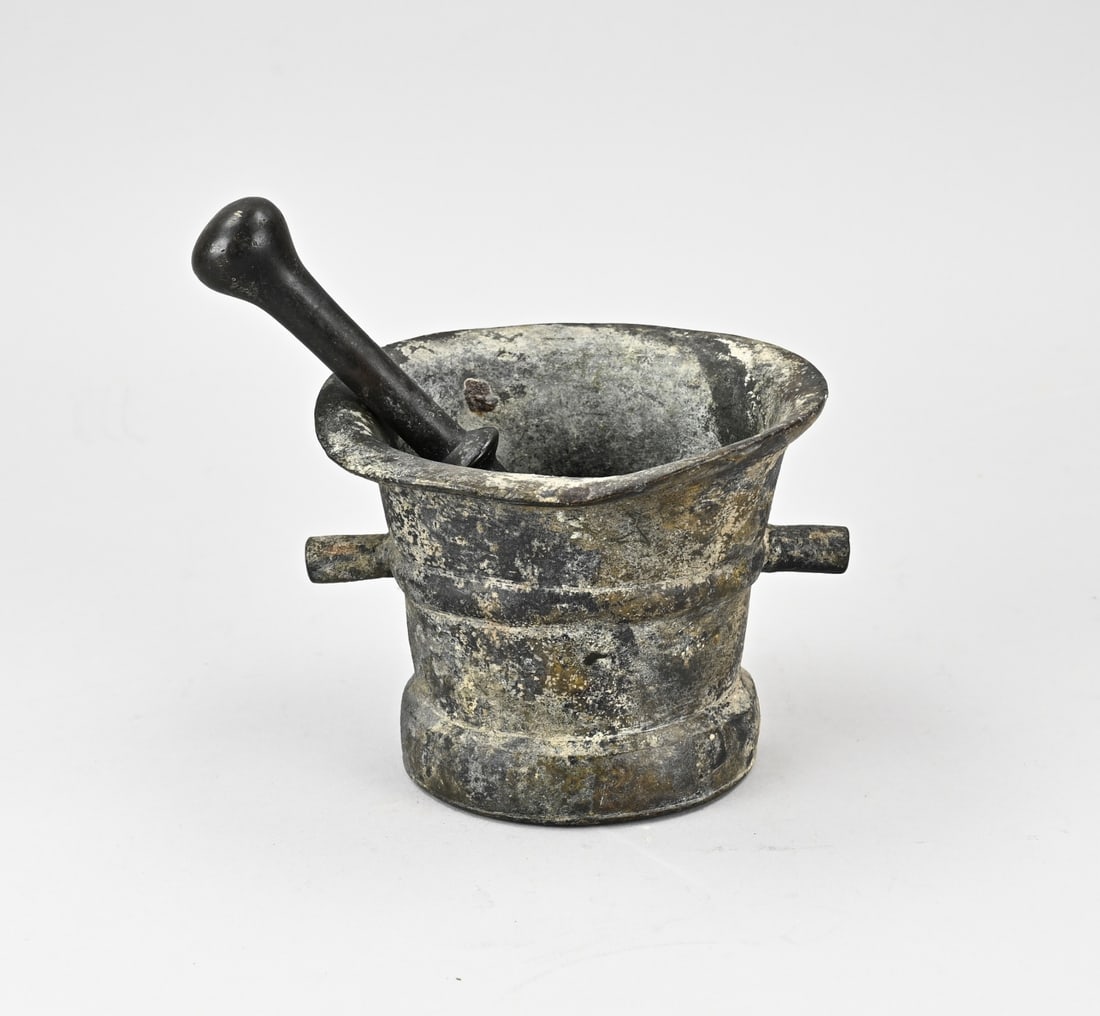 17th century mortar and pestle (found in the ground) Ø 15.5 cm.: 17th century bronze mortar and pestle. Archaeological find. Dimensions: H 13 x Ø 15.5 cm. In good condition.