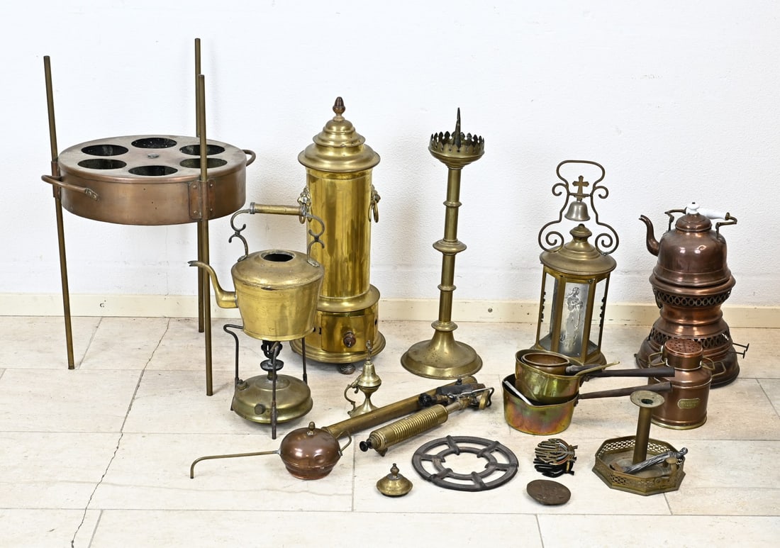 Large lot of various copper work: Large lot of various antique copperware. Including; Burners, kettles, candlesticks, type of copper pan + stove. Size: 15 - 70 cm. In good condition.