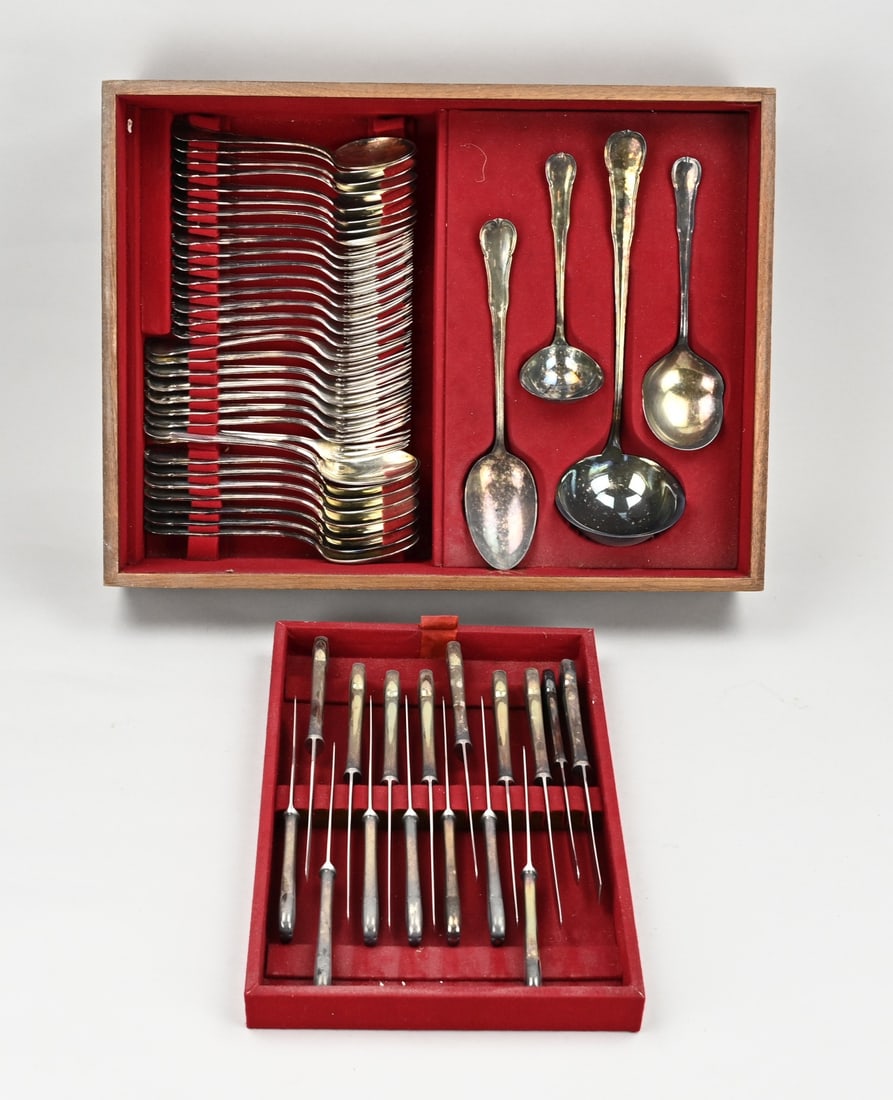 Cutlery cassette: Mahogany cutlery cassette with WMF plated cutlery Friodur. Dimensions: 36 x 47 x 10 cm. In good condition.