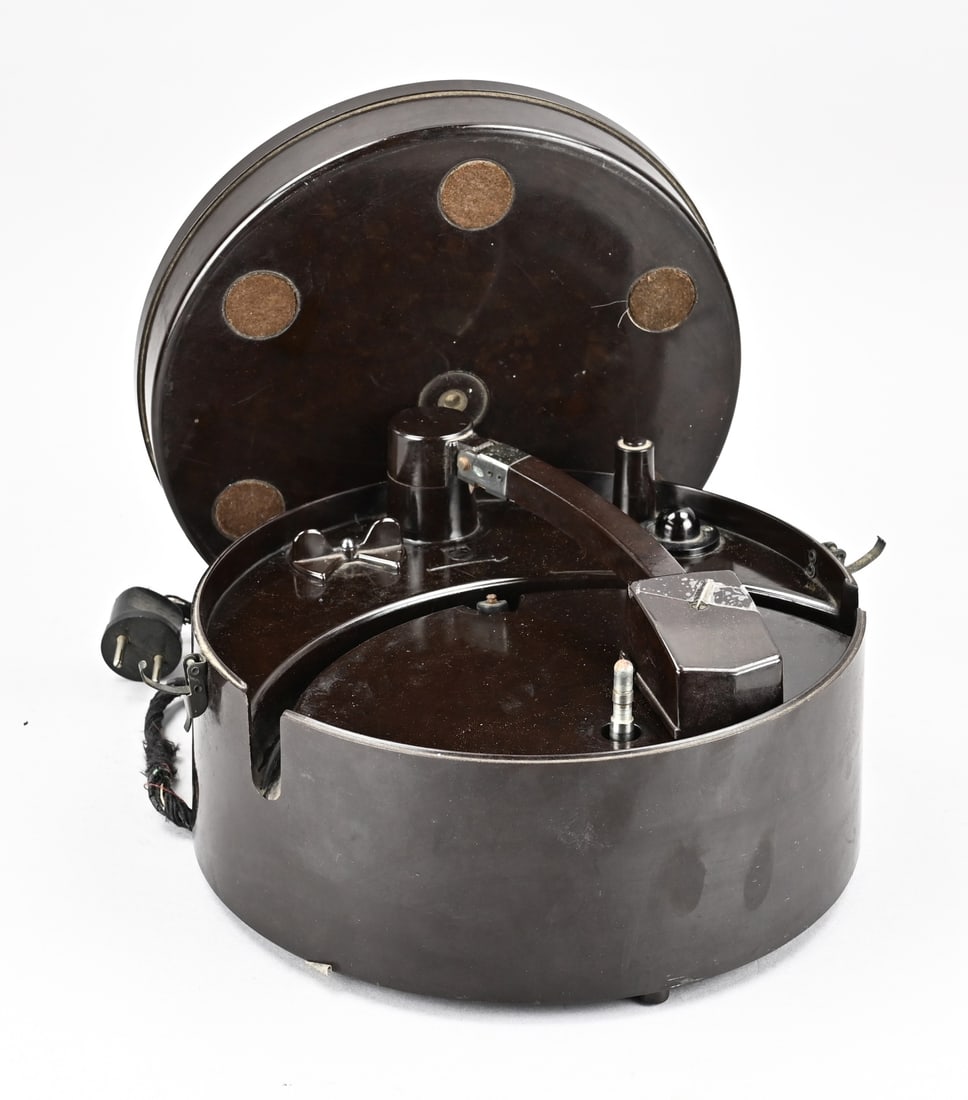 Philips gramophone, 1941: Bakelite Philips gramophone from 194, in hatbox model. Type 3902. Functions not tested. Dimensions: H 15 x Ø 26 cm. In good condition.