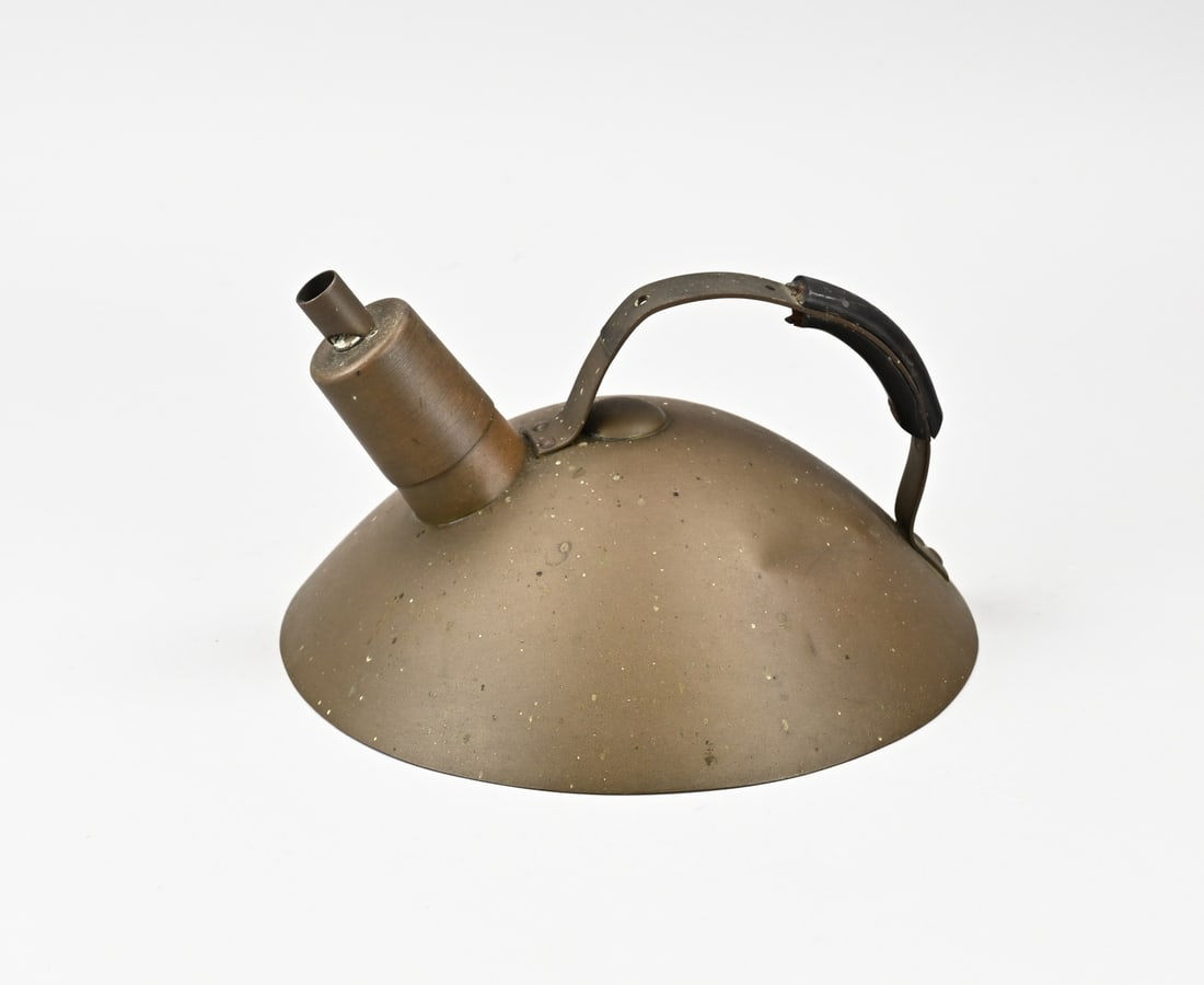 Bauhaus style whistling kettle, 1920: .Antique copper kettle in Bauhaus style. Circa 1920. Dimensions: H 14 x Ø 21 cm. In good condition.