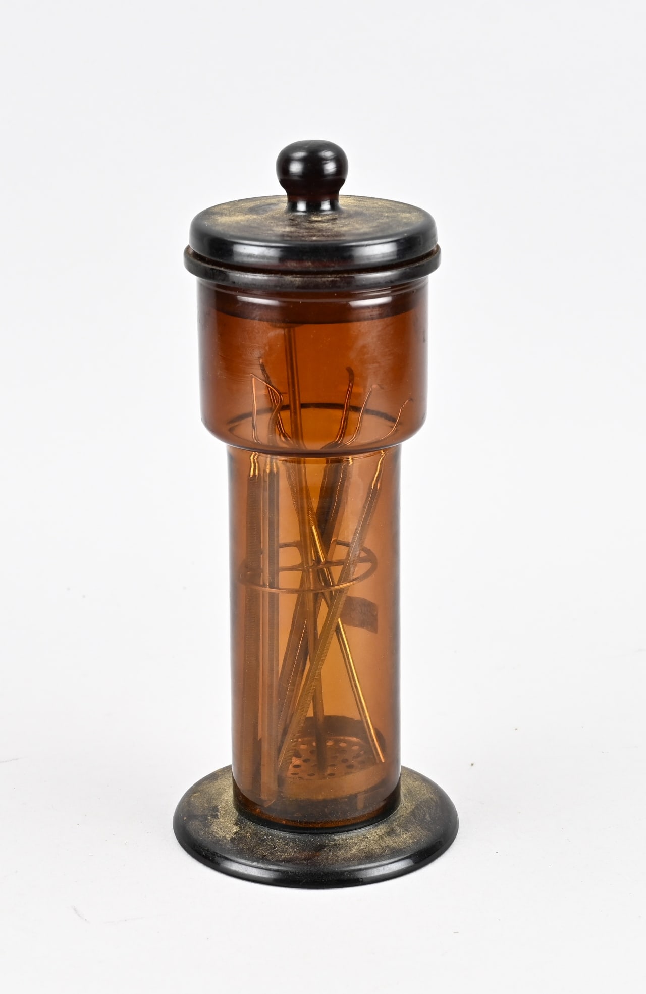 Sterilization glass for dentists: Antique, brown glass sterilization jar, including dentist attributes. Circa 1920. Dimensions: H 25 x Ø 10 cm. In good condition.