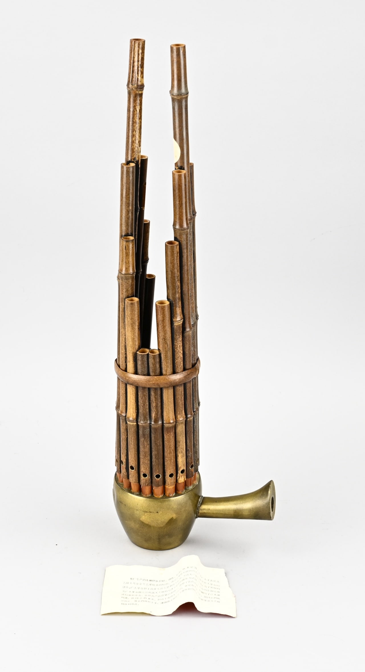 Chinese wind instrument + manual: Antique Chinese wind instrument. Made of bamboo + bronze. First half 20th century. Dimensions: H 52 cm. In good condition.