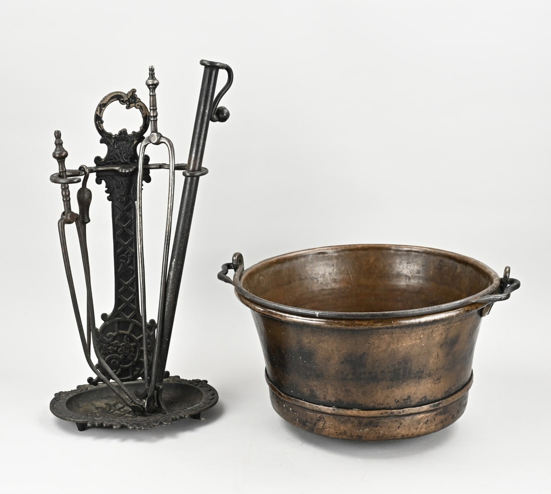 Fireplace set + copper tray: Antique cast iron fireplace set with copper aker. 19th century. Dimensions: 50 - Ø 39 cm. In good condition.