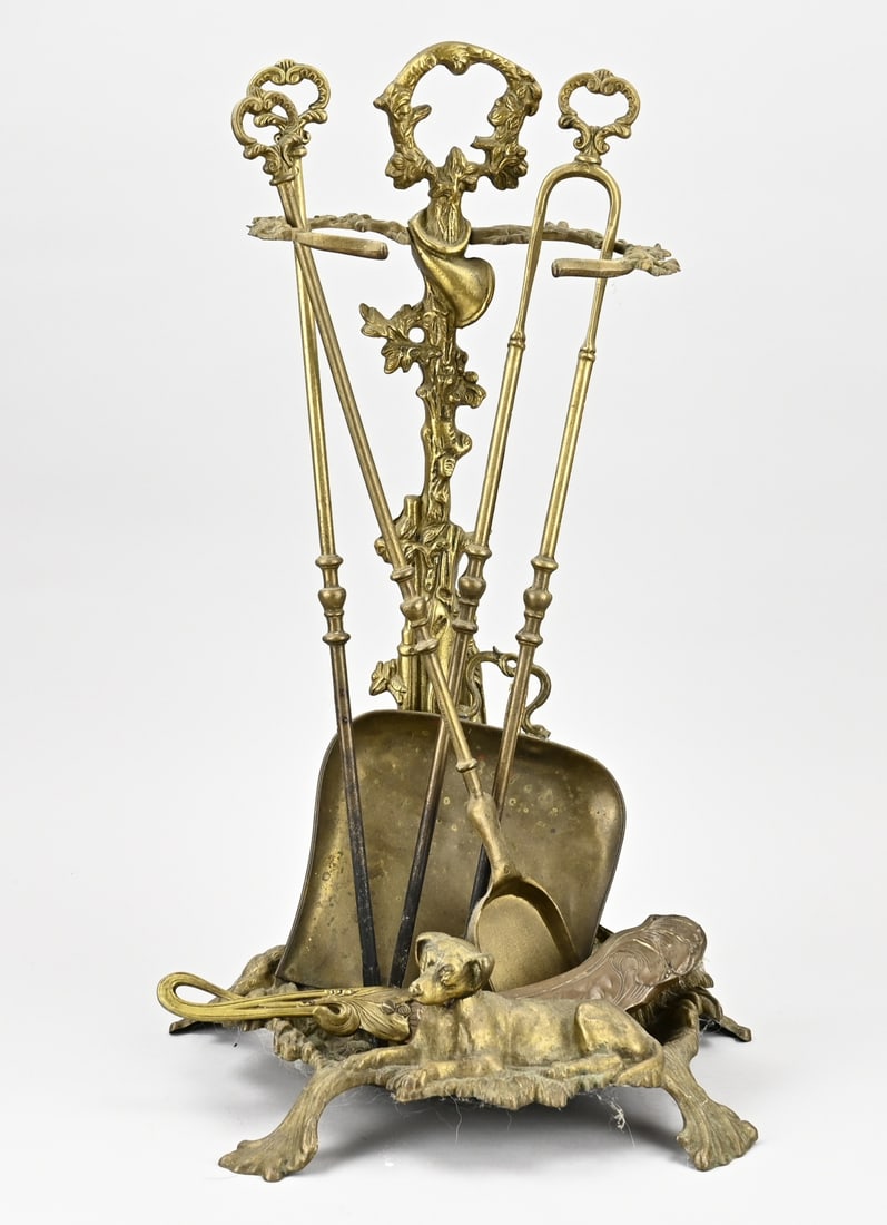 5-piece fireplace set: Five-piece brass fireplace set with reclining dog. Circa 1920. Size: 57 cm. In good condition.