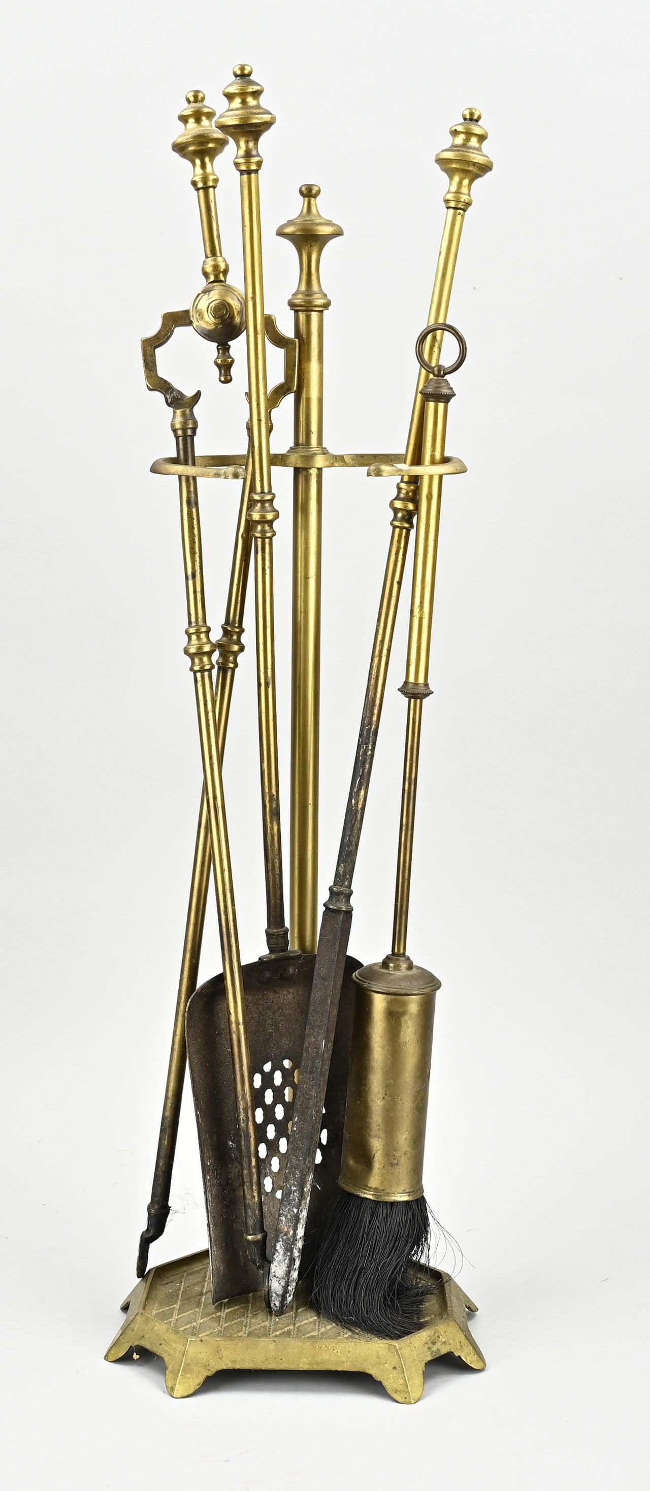 5-piece fireplace set: 5-piece antique fireplace set of brass. Dimensions: H 71 cm. In good condition.